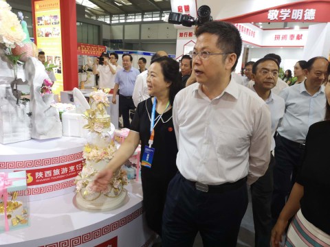 陕西省副省长方光华及教育厅领导莅临陕西旅游烹饪职业学院教育博览会展区指导工作