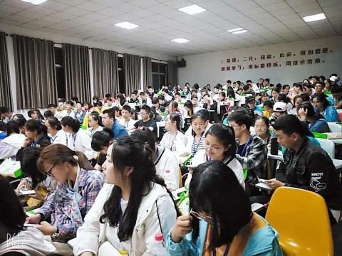 教育资助网 “天下公益行”600余名高考生走进校园