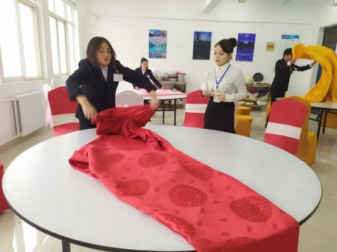 以赛促学！陕西旅游烹饪职业学院举办酒店管理专业“中西餐宴会摆台”比赛
