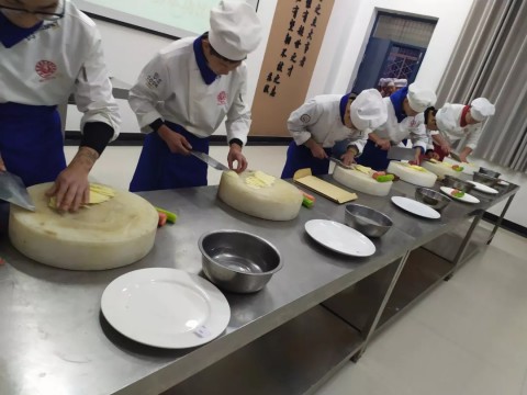 赛台看刀功！陕西旅游烹饪职业学院举行烹调工艺与营养专业基本功比赛