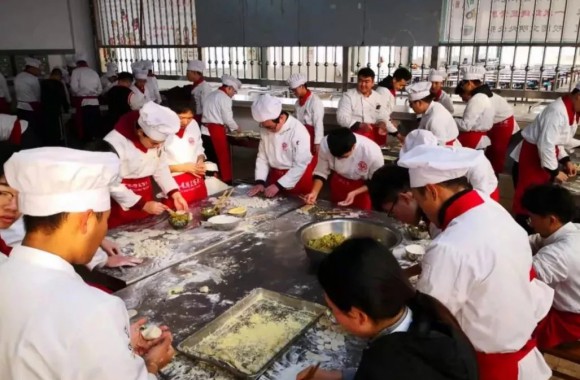 陕西旅游烹饪职业学院举办“情暖冬至”包饺子活动