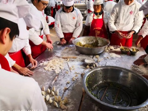 陕西旅游烹饪职业学院举办“情暖冬至”包饺子活动