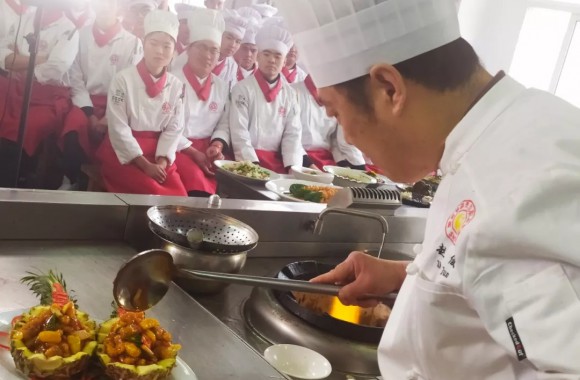 大师免费教做年夜饭 赶快到陕西旅游烹饪职业学院学习吧