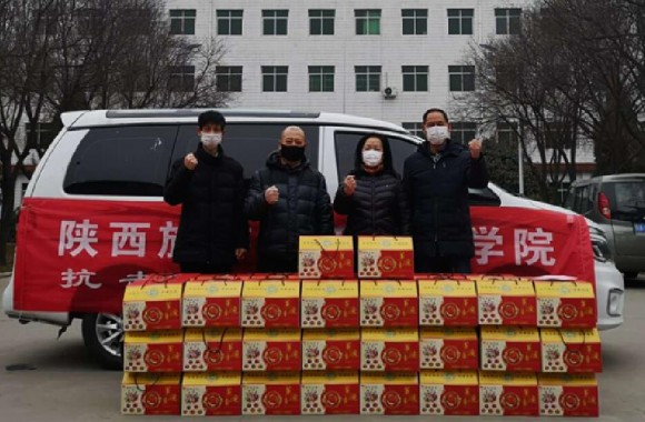 疫情当前共担当 温暖捐赠到一线 陕西旅游烹饪职业学院慰问西安市第八医院