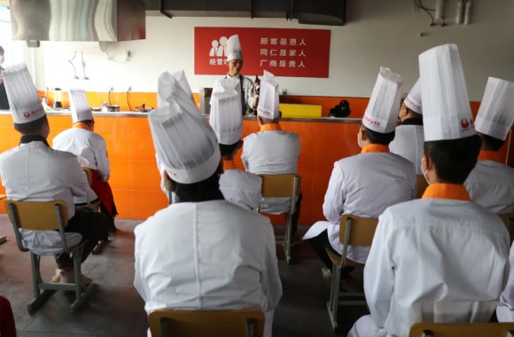 校企匠师同台切磋厨艺 | 陕旅烹院•王品集团开展公开课教学交流活动