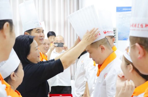 陕旅烹院2020年烹饪专业新教师入职授帽仪式今日举办
