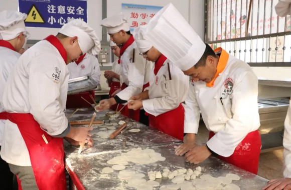 爱在陕旅烹院 冬至温暖人心|陕西旅游烹饪职业学院组织师生开展冬至包饺子活动