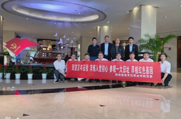 我院副院长杨文利一行前往浙江嘉兴博雅酒店看望实习学生并召开座谈会