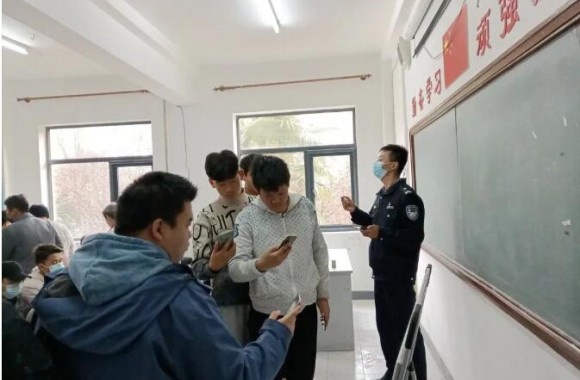 筑牢防诈反诈的坚实堤坝|我院邀请泾河新城分局民警进校开展反诈骗知识宣讲活动