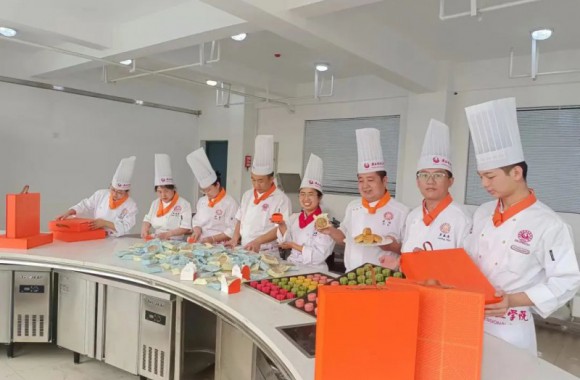 爱心企业中秋慰问我校全体师生，浓浓关怀暖人心