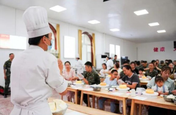 “庆八一”烹饪大师进军营 亲子活动幸福感爆棚！