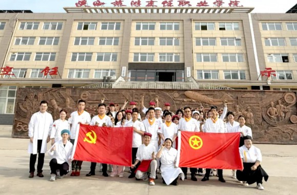 粽香沁初心 党群共传承丨烹饪党支部与校团委共赴端午“食”光之约